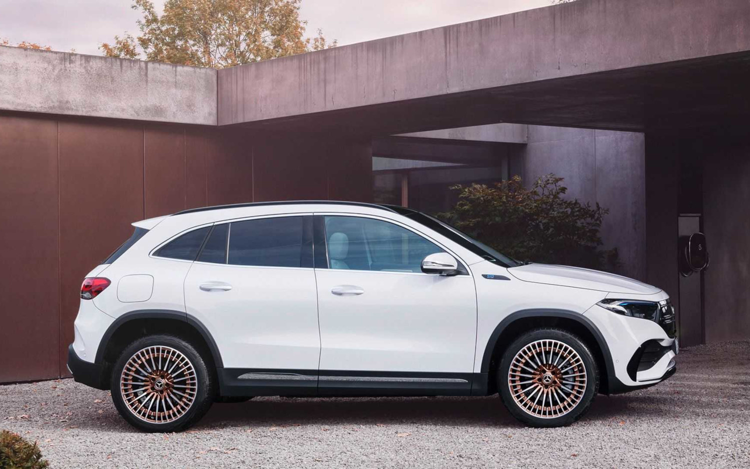 Comparison - Mercedes-Benz EQA 250 Sport 2022 - vs - Mercedes-Benz EQC